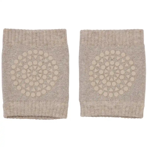 Knæbeskyttere i sand fra GoBabyGo – Optimal beskyttelse til leg