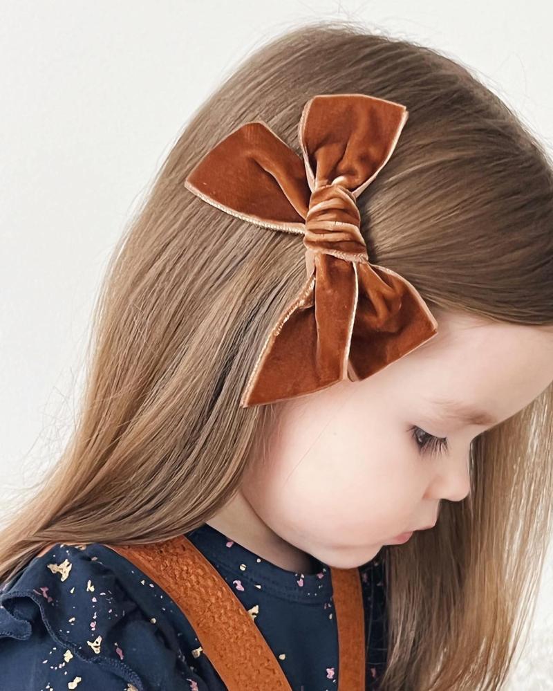 Hårspænde med Veloursløjfe i Toffee - Perfekt til Piger!
