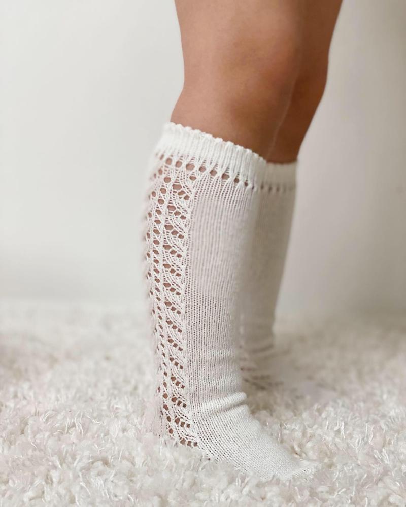 Hvide knæstrømper med hulmønster til babyer fra Condor