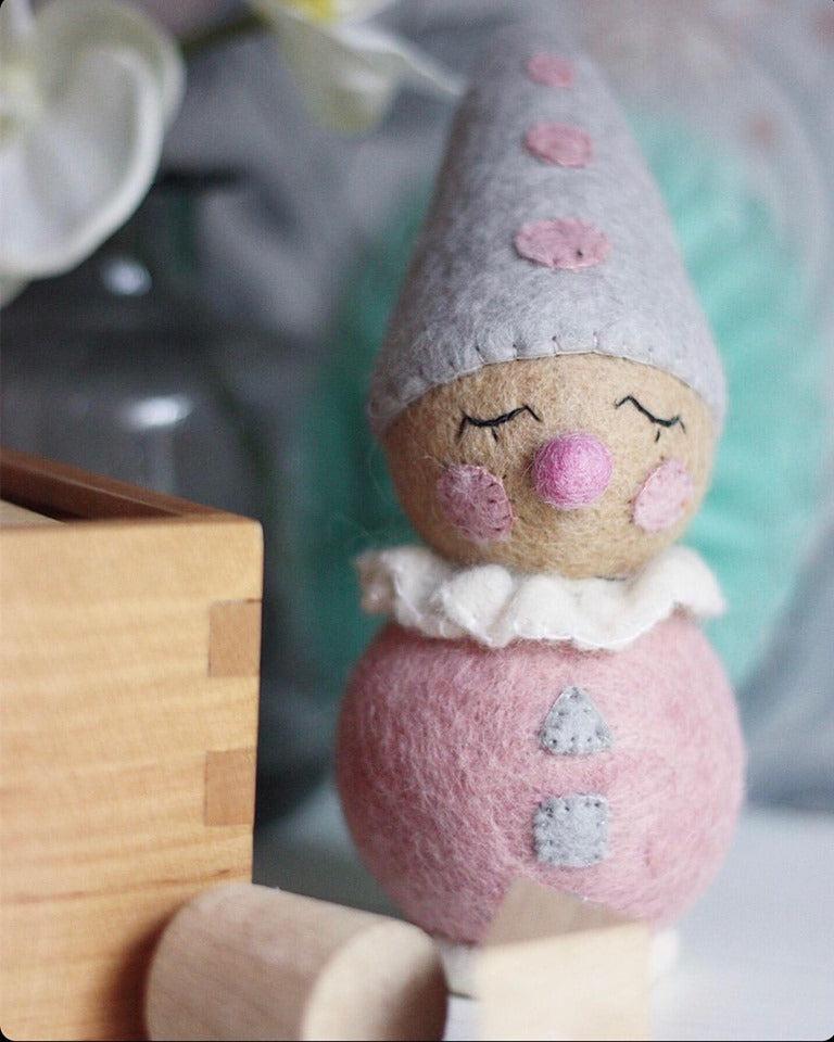 Lyserød Klovn Sleepy Head - Sød Dukke til Babyværelset