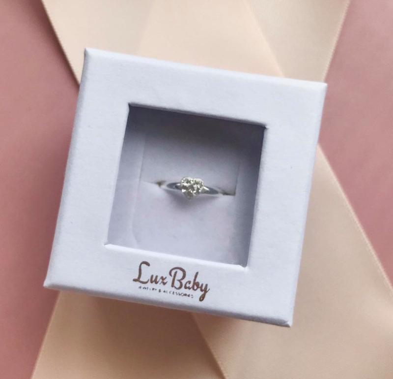 Hjerteformet Sølvring med Klare Sten - Elegance til Alle Anledninger!