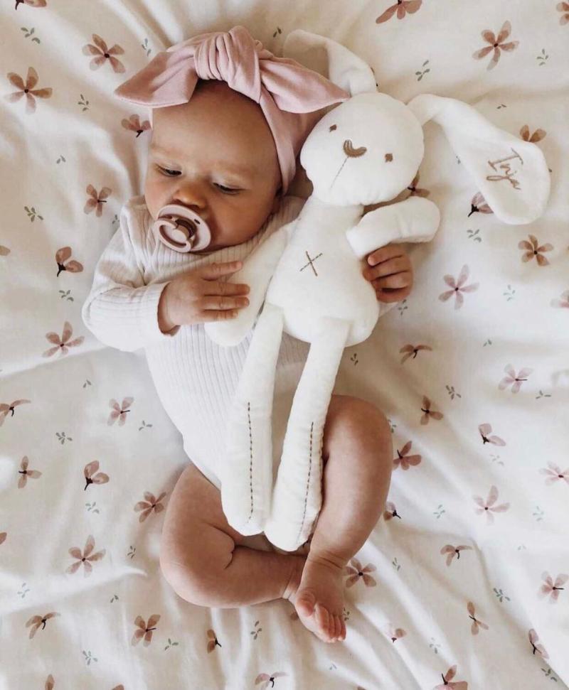 Lys Creme Kanin Bamse fra Luxbaby – Den Perfekte Gave!