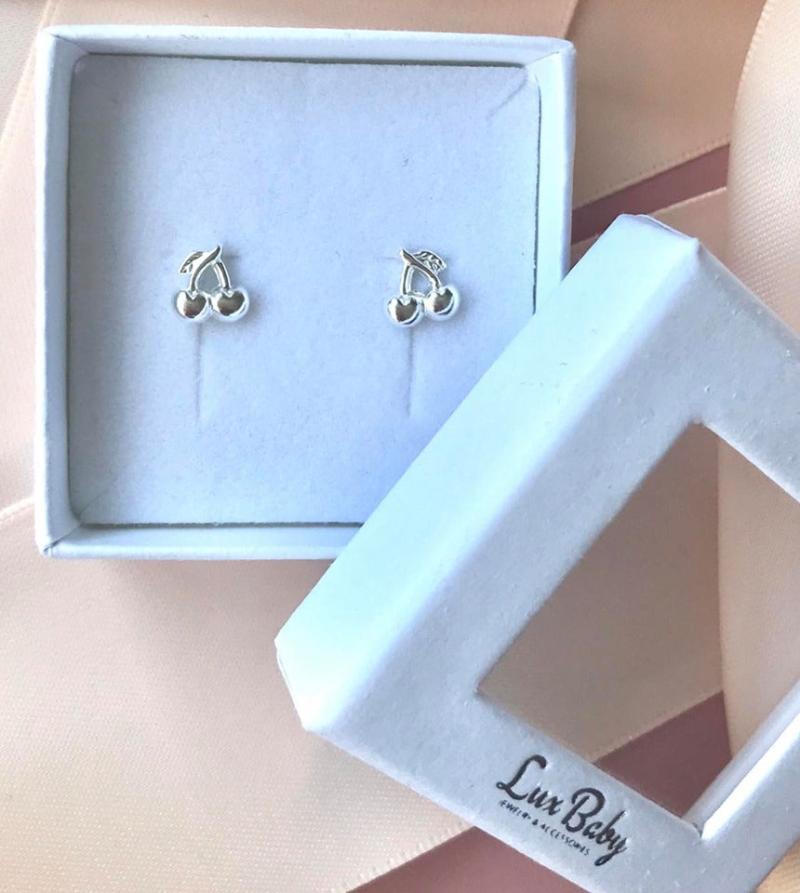 Kirsebær Ørestikker i Sølv – Perfekte Smykker til Børn