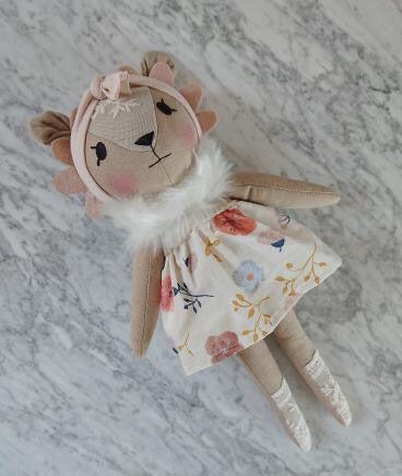 Økologisk Løve Pige Dukke fra Miniwinther - Bæredygtigt Legetøj