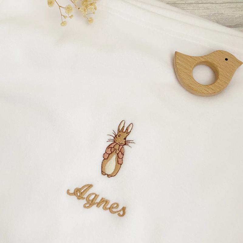 Personligt Babytæppe med Peter Kanin – Uundgåelig gaveidé