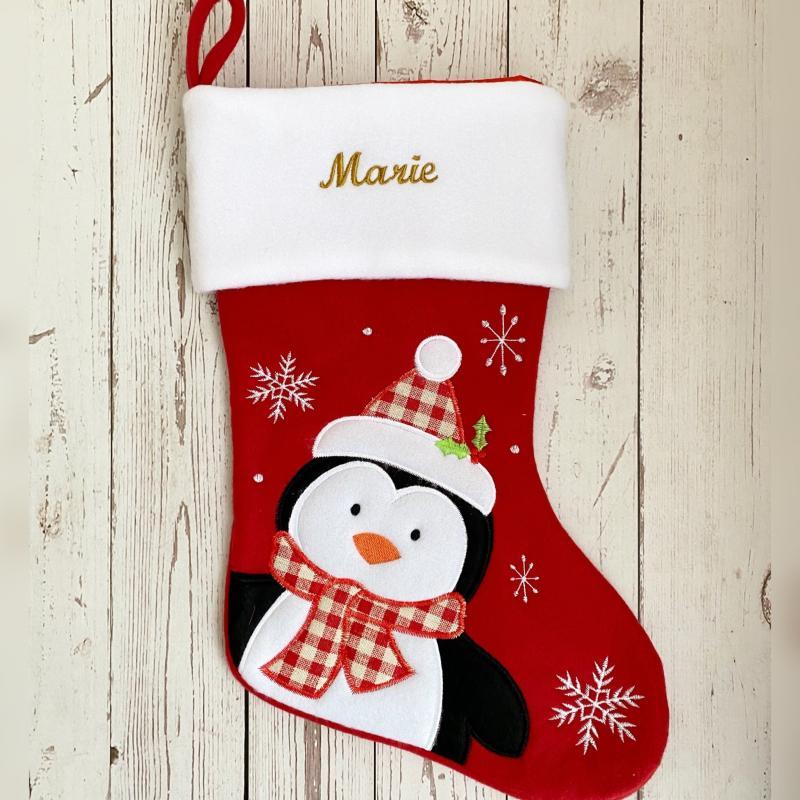 Personlig julesok med navn - Rød pingvin til jul