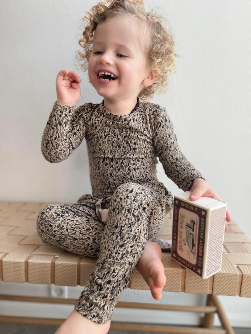 Lækker lys grå baby body fra Petit By Sofie Schnoor